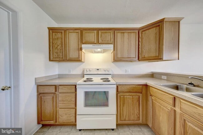 Building Photo - 10 Shady Tree Ct