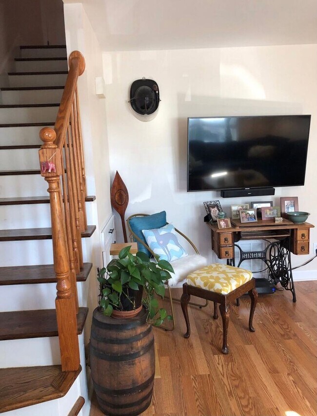 Building Photo - 2 Bedroom, 1.5 Bath Fully Renovated Townhome