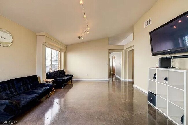Building Photo - FULLY FURNISHED single story home