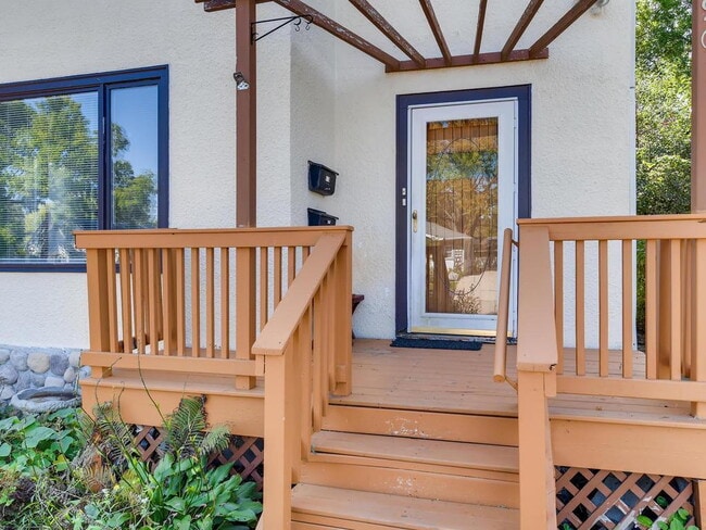 Building Photo - 2 Bed 1 Bath With Downtown Skyline View in Bryn Mawr!  Available August 1st.