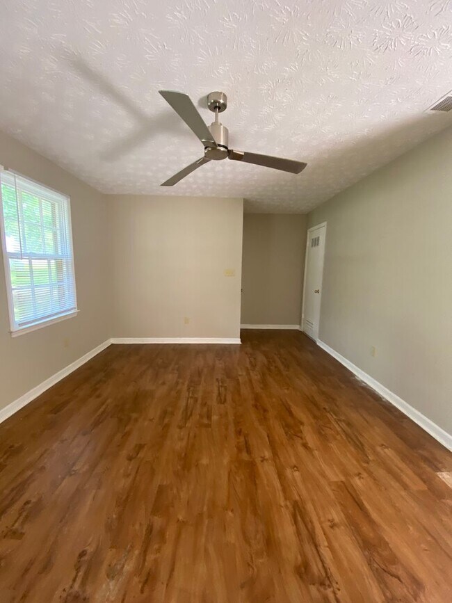 Building Photo - 311/313 Jockey Club Dr