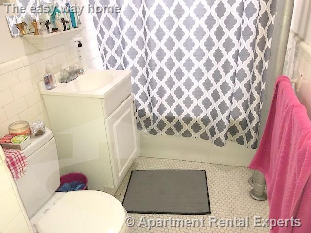 Building Photo - 172 Maple St