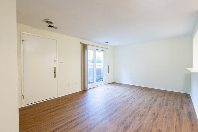 Foto del edificio - Lovely 3 BR/1.5 BA EOG Townhome in Montgom...