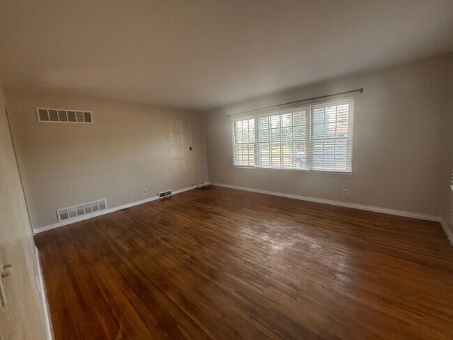 Foto del edificio - 2 BEDROOM | 1 BATH | WEST