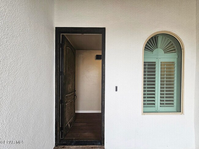 Foto del edificio - 13185 Tiverton Rd