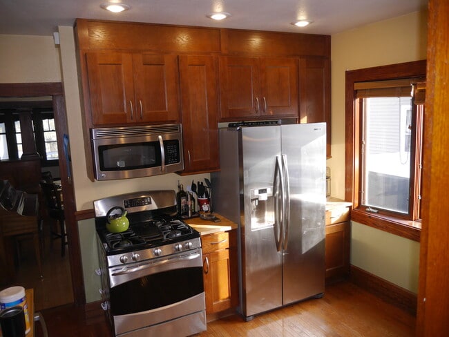 Building Photo - 1533 N 50th Pl