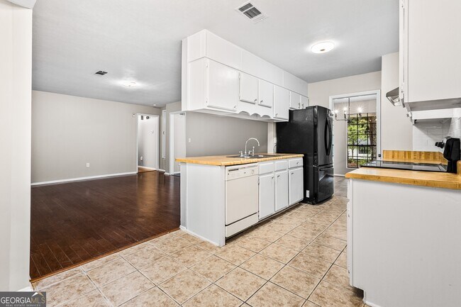 Building Photo - 5846 Bobbin Ln