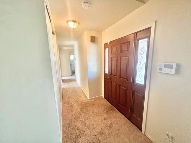 Building Photo - Comfortable 4 Bedroom 2 Bathroom Home