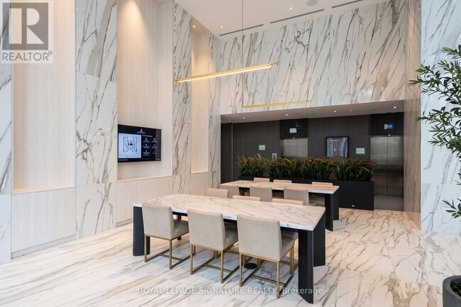 Building Photo - 448 Burnhamthorpe Rd W