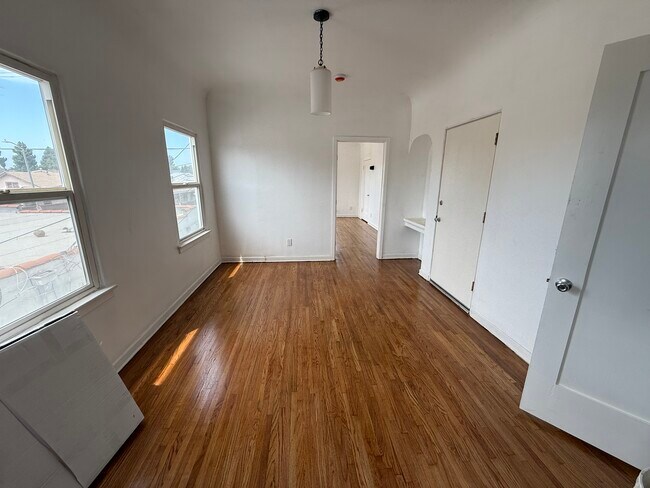 Foto del edificio - 212 1/2 W 57th St