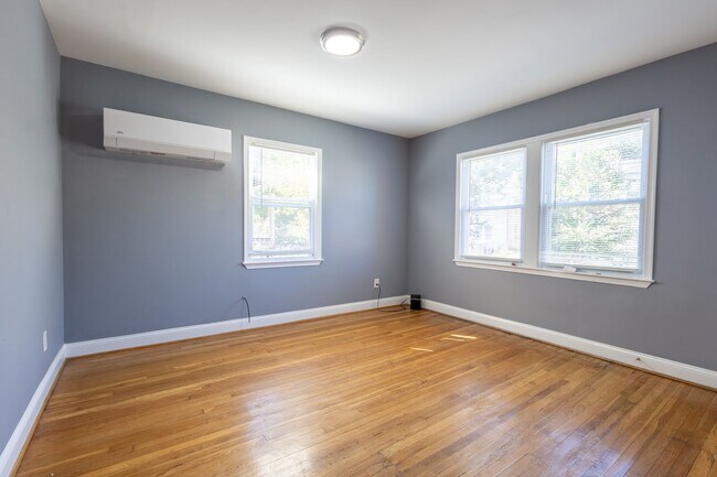 Building Photo - Charming 2 BR/1 BA Apartment in Anacostia!