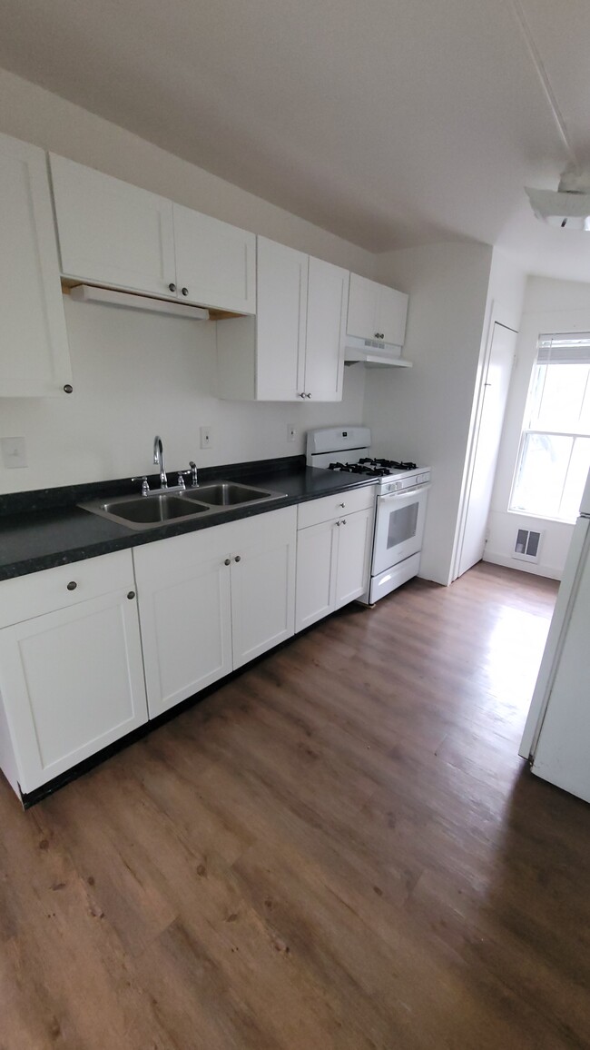 Remodeled eat-in kitchen - 48 River St