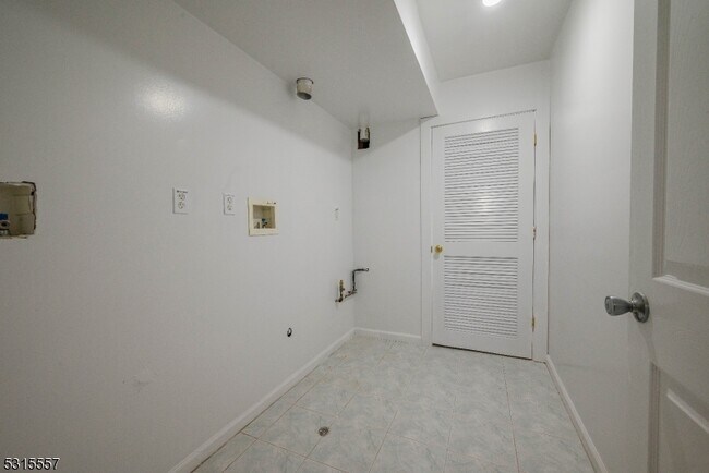 Building Photo - 351 New St