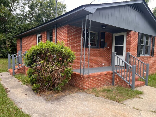 Foto del edificio - Three Bedroom One Bath House