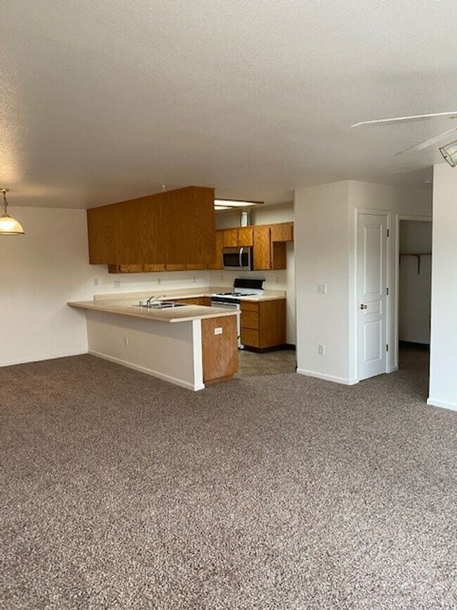 Building Photo - Spacious Duplex in S. Redding