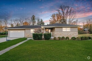 Building Photo - 670 Killarney Dr