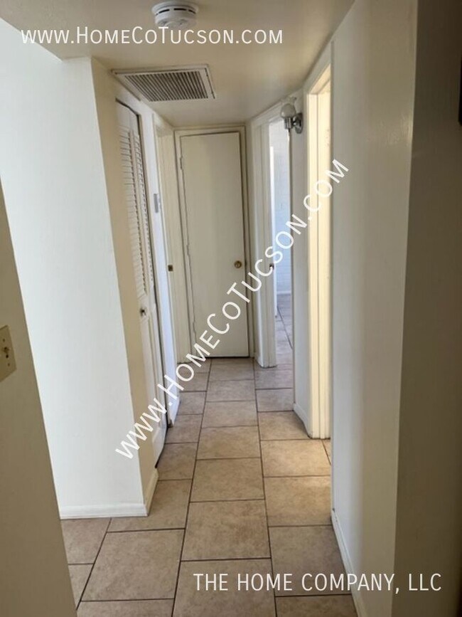 Foto del edificio - 4917 S Cherry Ave Lots of Room -  2 bedroo...
