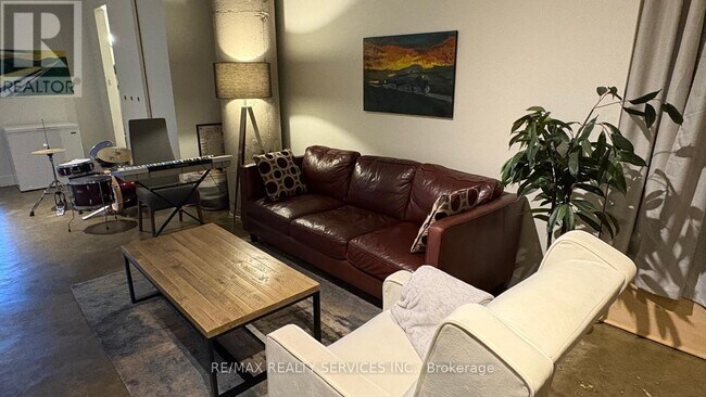 Building Photo - 90 Sumach St