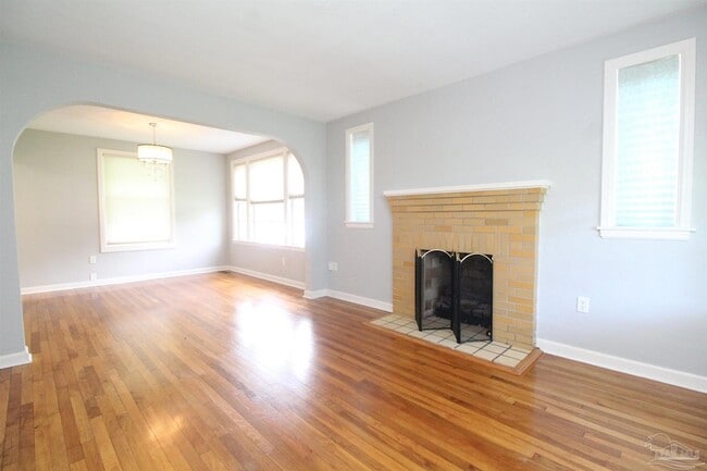 Building Photo - 1221 E Hernandez St