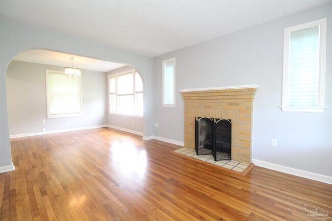 Foto del edificio - 1221 E Hernandez St