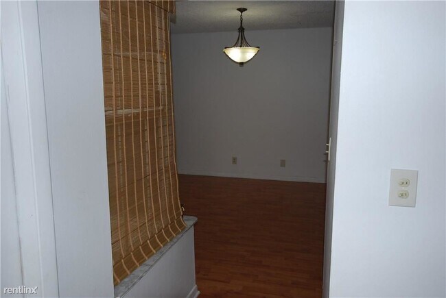 Building Photo - 3 br, 2.5 bath Townhome - 10934 Neptune Dr
