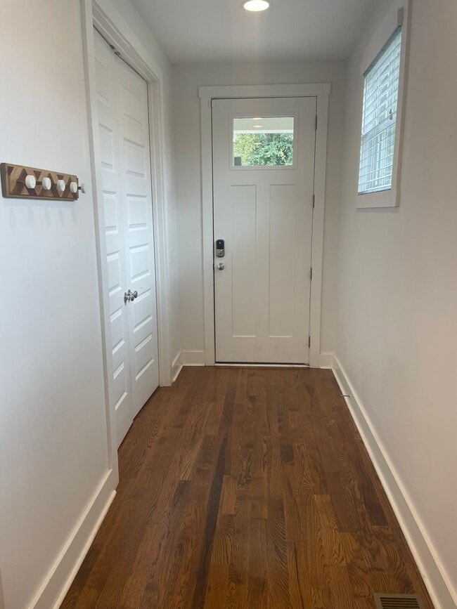 Building Photo - 561A Veritas St