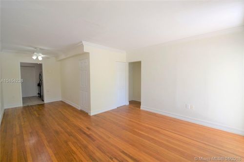 Foto del edificio - 7925 Hawthorne Ave