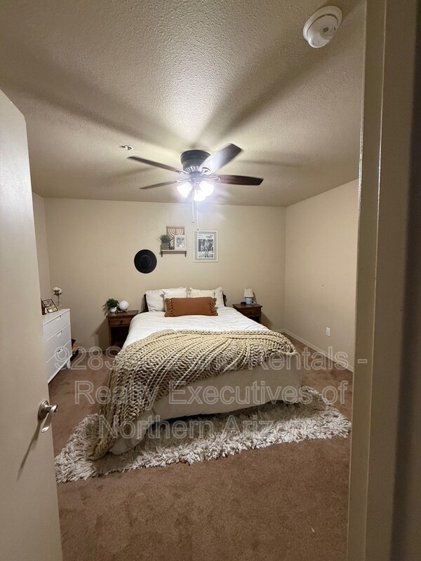 Foto del edificio - 1385 W University Ave