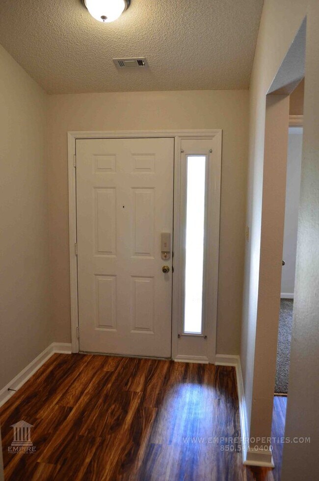 Foto del edificio - Beautiful townhome nestled in Killearn Acres