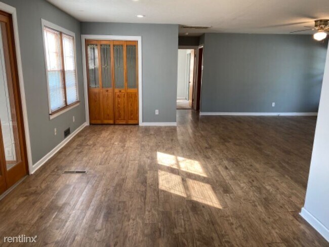 Foto del edificio - 3 br, 1.5 bath House - 3114 S Mclean Blvd