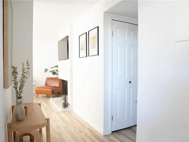 Foto del edificio - 4682 Warner Ave