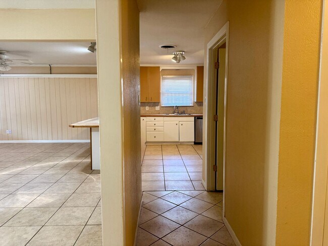 Foto del edificio - Huge 4 Bedroom, 3 Bath Home with All Appli...