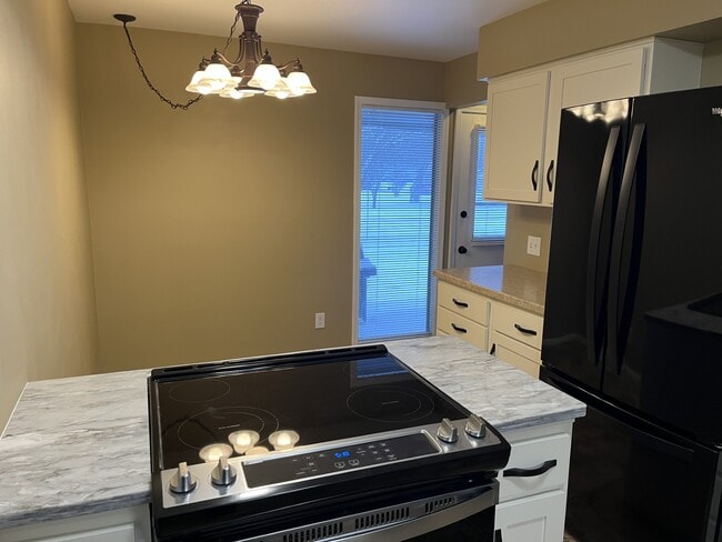 Building Photo - 800 N Main St