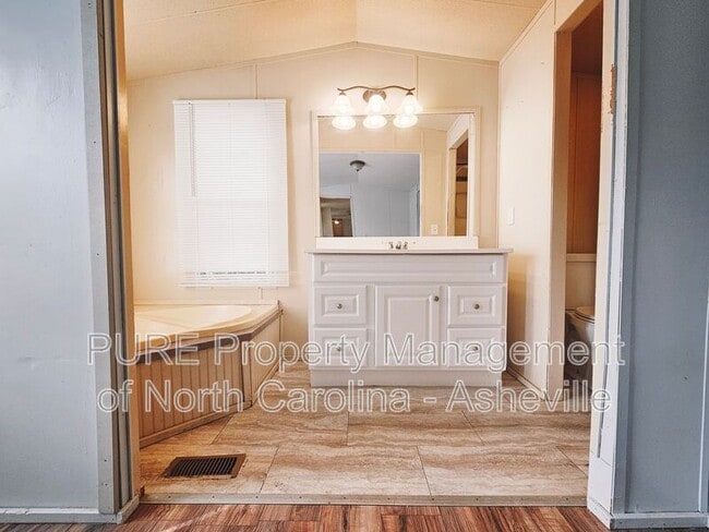 Building Photo - 525 Deaverview Rd