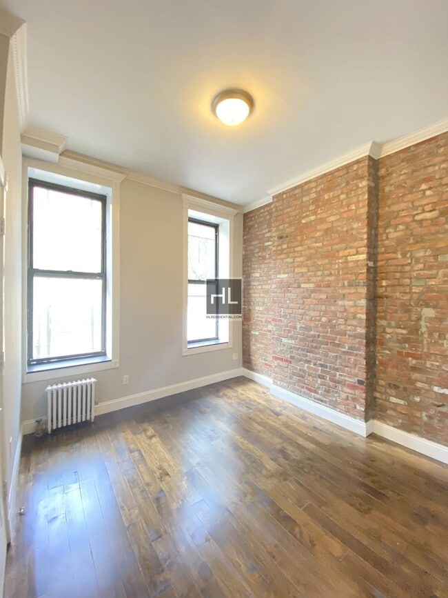 Building Photo - Mott Street