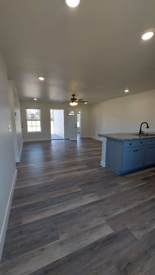 Building Photo - 1721 Talon St