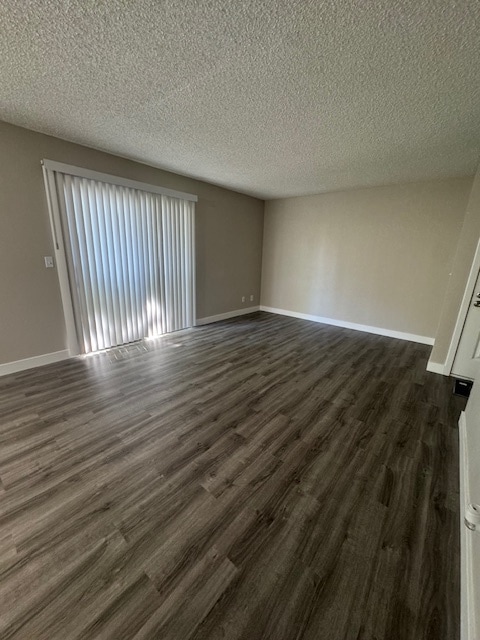 2x1 Living Room - Autumn Run Apartments