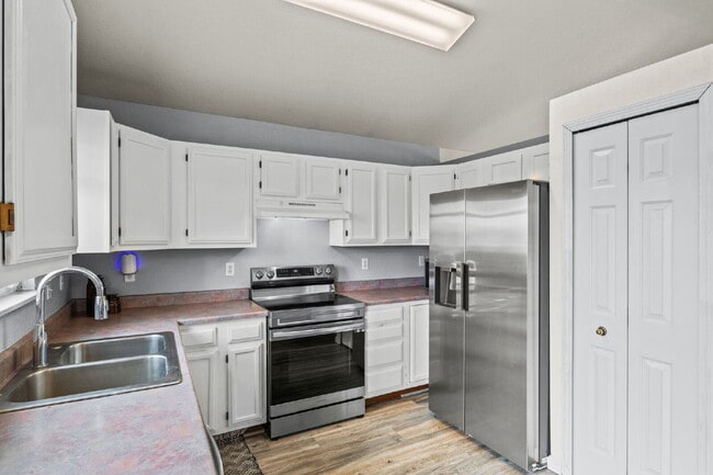 Building Photo - Cute Bi-Level home located in the Widefield Community of Colorado Springs, Close to Fort Carson