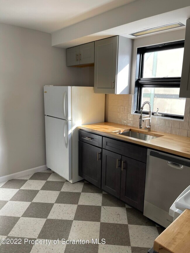 Foto del edificio - 303 E Drinker St