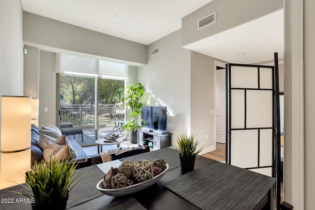 Foto del edificio - 2211 E Camelback Rd