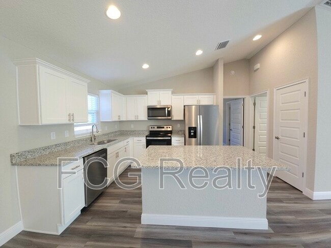 Building Photo - 15 Oak Trl