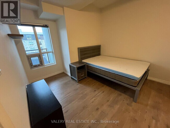 Building Photo - 275 Larch St