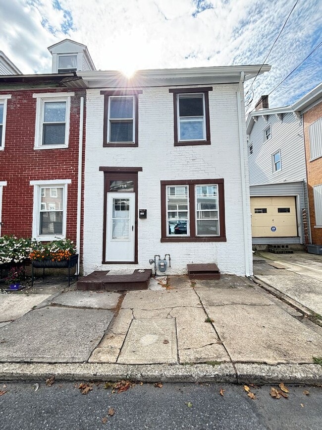 Building Photo - 2 BR Home Available in Catasauqua, PA