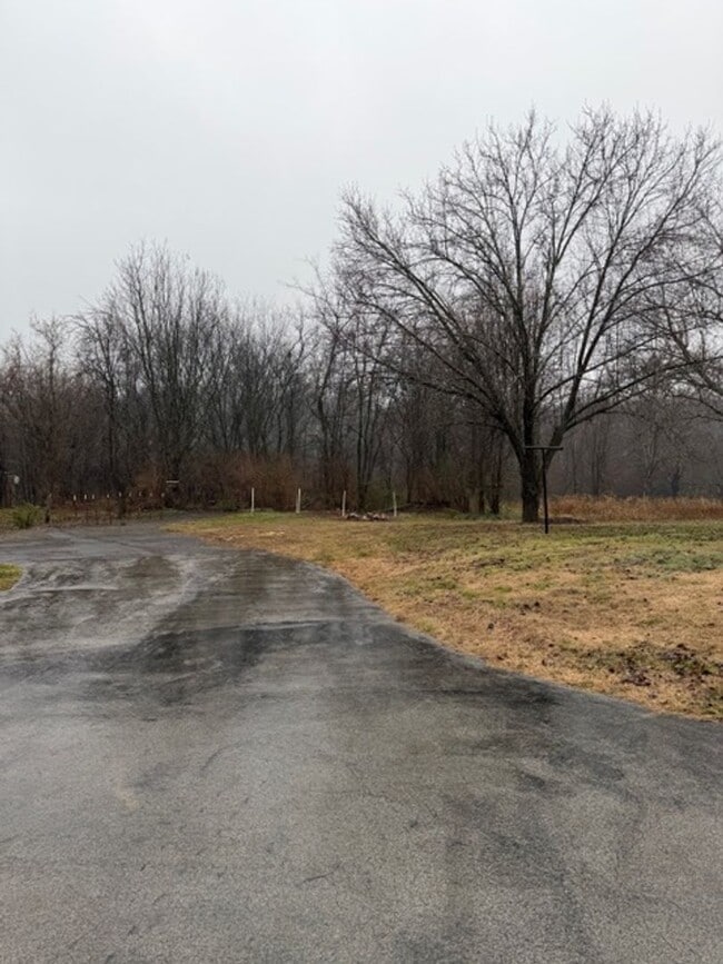 Building Photo - Maryville City  37801 - 3 bedroom, 2.5 bath home Walking distance to Foothills Mall - Contact Deb...