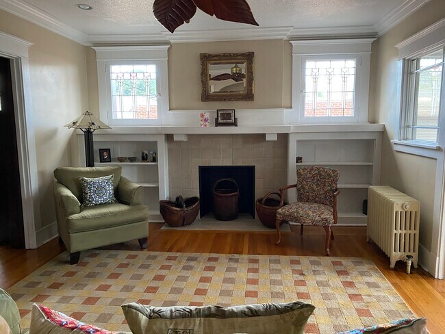 Sala de estar con estanterías empotradas - 2924 Espy Ave