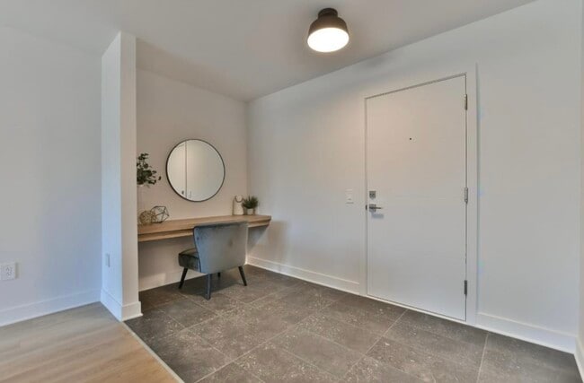Building Photo - 3045 Ch D'oka