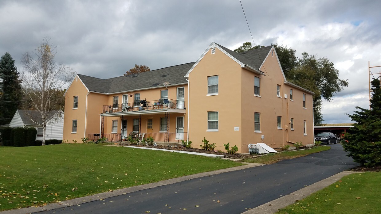 Building Photo - 767 Roxbury Rd