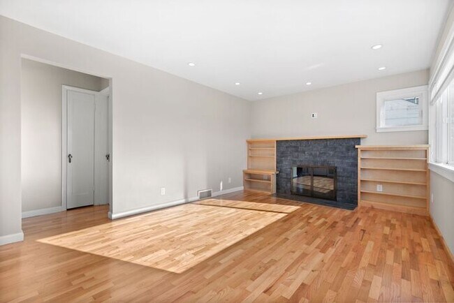 Building Photo - Sweet Arbor Heights Cape Cod Nest with VIEWS