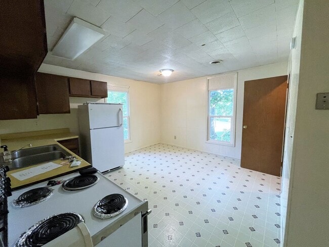 Building Photo - 408 S Duff St