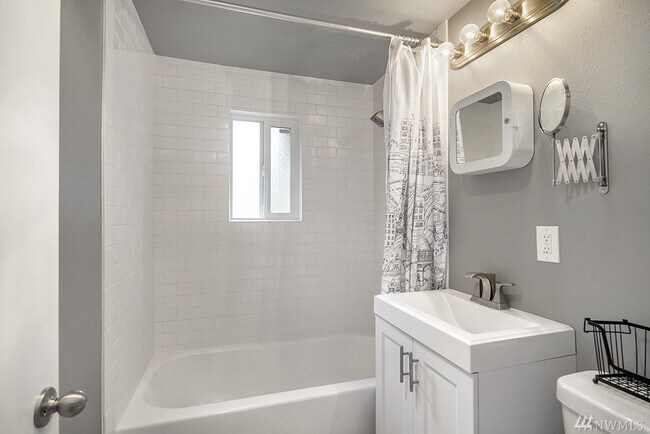 Foto del edificio - Sweet Remodeled Rambler in Great Location!